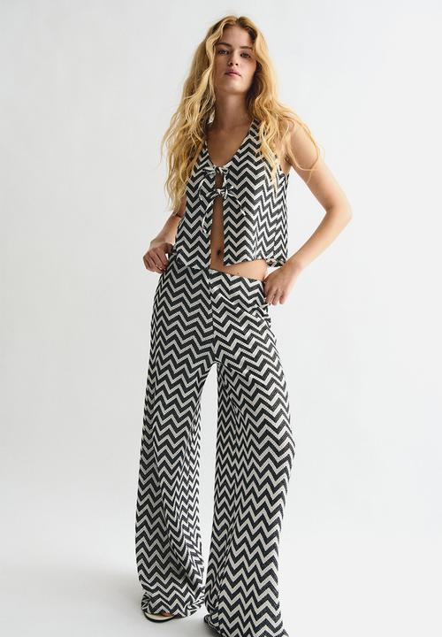 H&M - Wide jacquard-knit trousers - black zigzag pattern