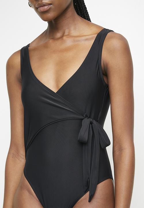 boohoo - Swimwear essentials wrap swimsuit - black