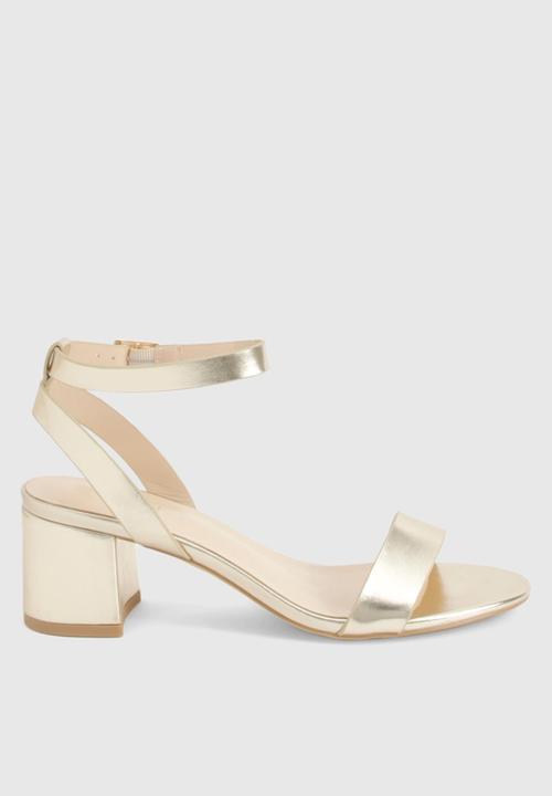 boohoo - Metallic low block barely there heels - gold