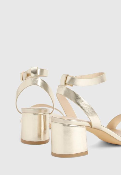 boohoo - Metallic low block barely there heels - gold