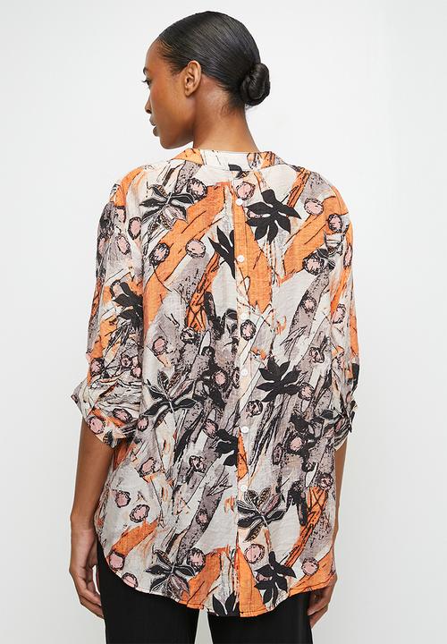 Izabel London - Half Sleeve Easy Wearing Batwing Blouse With Centre Back Button Detail - Multi Orange