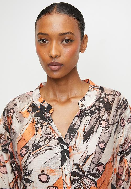 Izabel London - Half Sleeve Easy Wearing Batwing Blouse With Centre Back Button Detail - Multi Orange