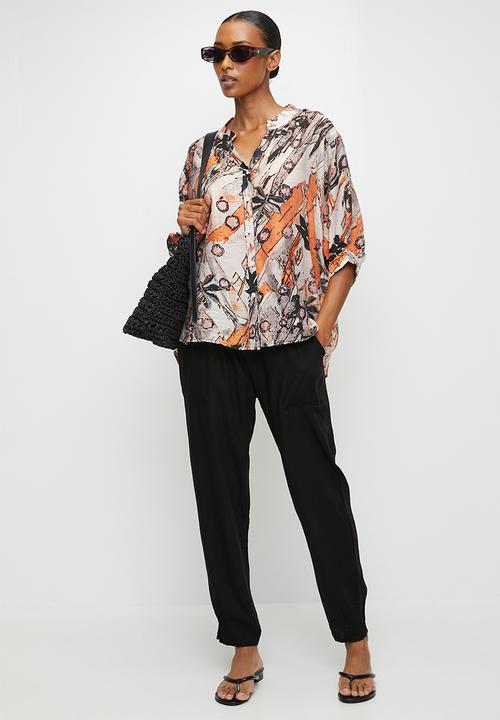 Izabel London - Half Sleeve Easy Wearing Batwing Blouse With Centre Back Button Detail - Multi Orange