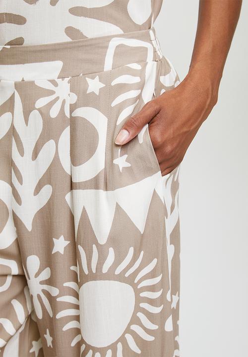 Izabel London - Wide Leg Palazzo Pant With Abstract Print Design - Latte