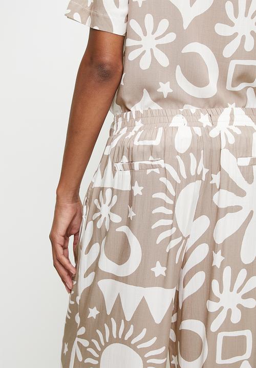 Izabel London - Wide Leg Palazzo Pant With Abstract Print Design - Latte