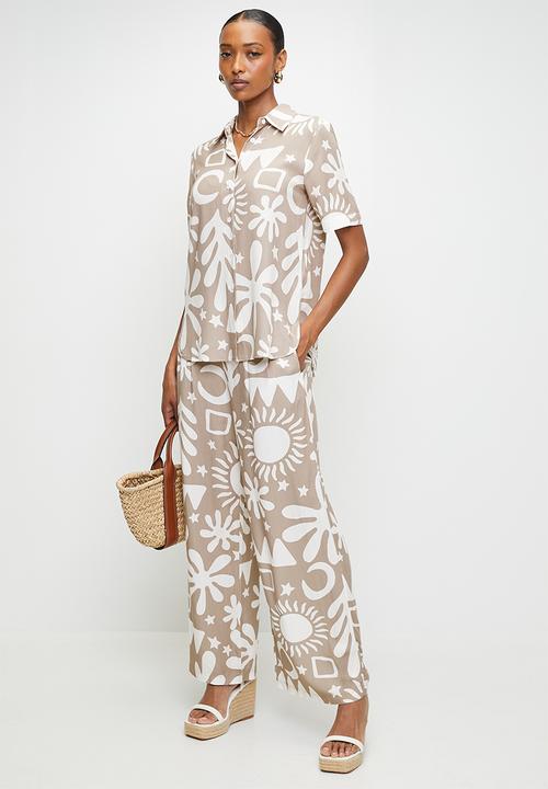 Izabel London - Wide Leg Palazzo Pant With Abstract Print Design - Latte