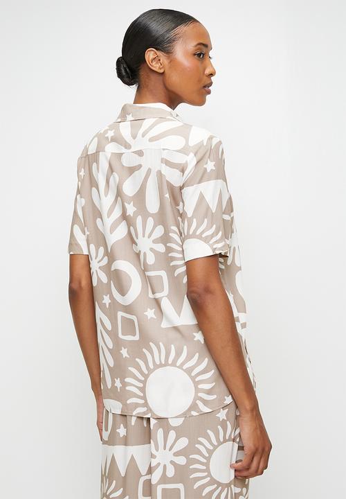 Izabel London - S/S Button Through Regular Fit Shirt With Abstract Print Design - Latte