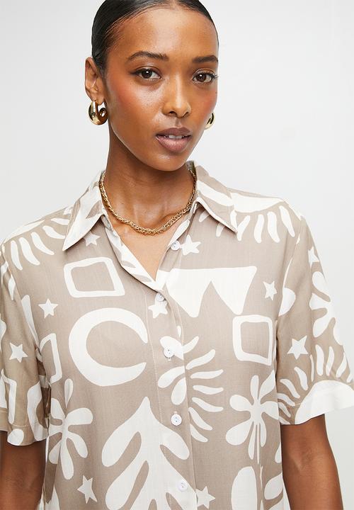 Izabel London - S/S Button Through Regular Fit Shirt With Abstract Print Design - Latte