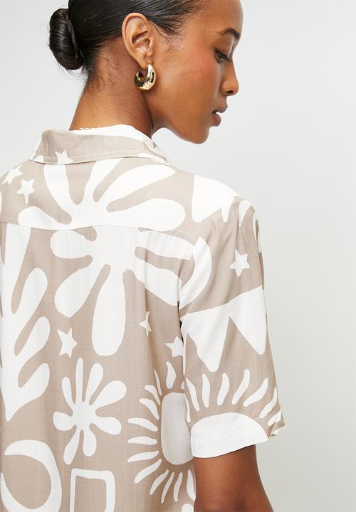 Izabel London - S/S Button Through Regular Fit Shirt With Abstract Print Design - Latte