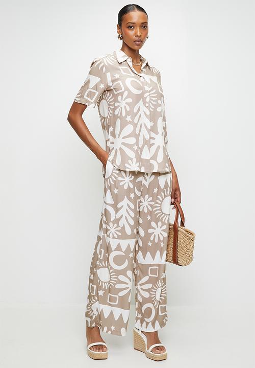 Izabel London - S/S Button Through Regular Fit Shirt With Abstract Print Design - Latte