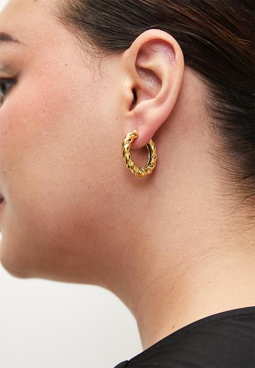 Zoe on Trend - Modern Twisted Hoop Earrings - Gold