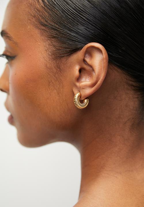 Zoe on Trend - Bold Hoop Earrings - Gold