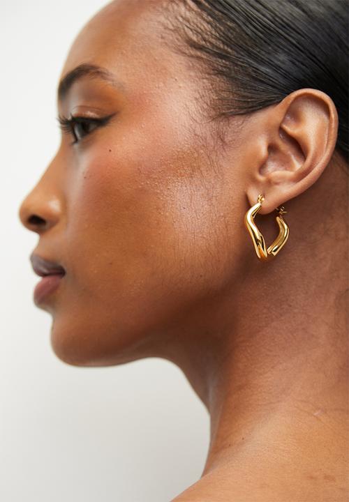 Zoe on Trend - Modern Twisted Curve Hoop Earrings - Gold