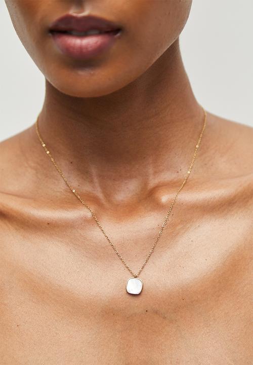Zoe on Trend - Stylish M.O.P. Inlay Pendant Necklace - Gold