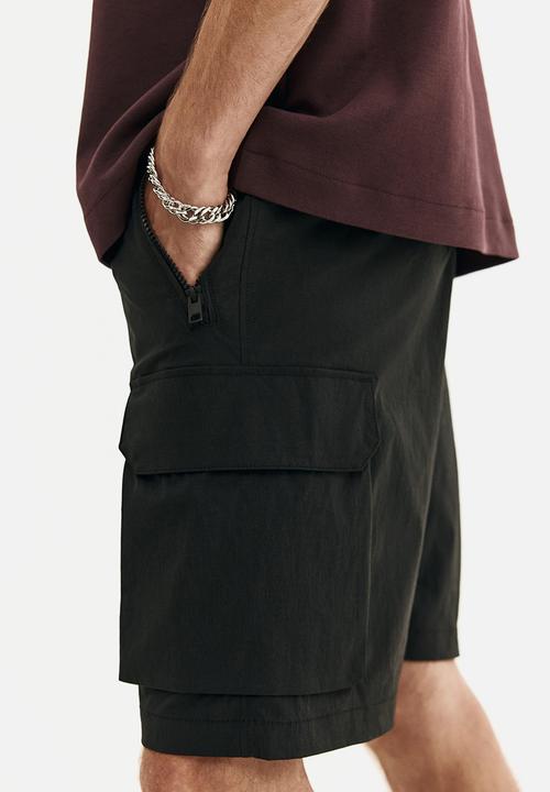 H&M - Regular fit nylon cargo shorts - black