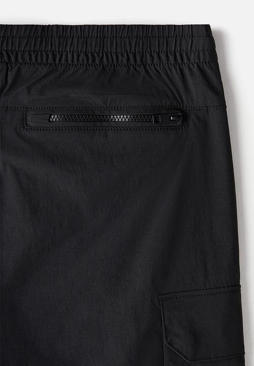 H&M - Regular fit nylon cargo shorts - black