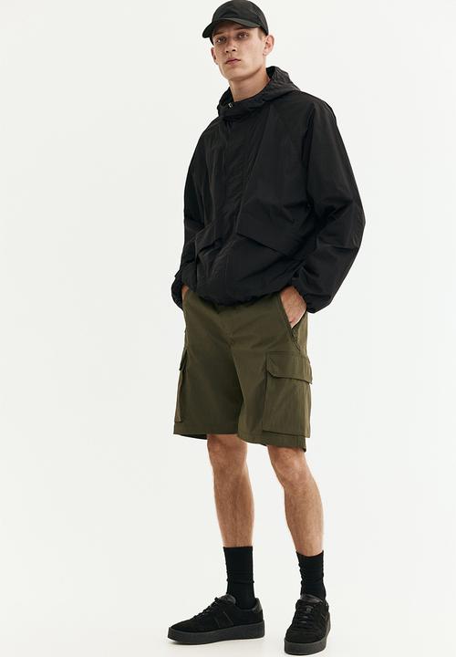 H&M - Regular fit nylon cargo shorts - green