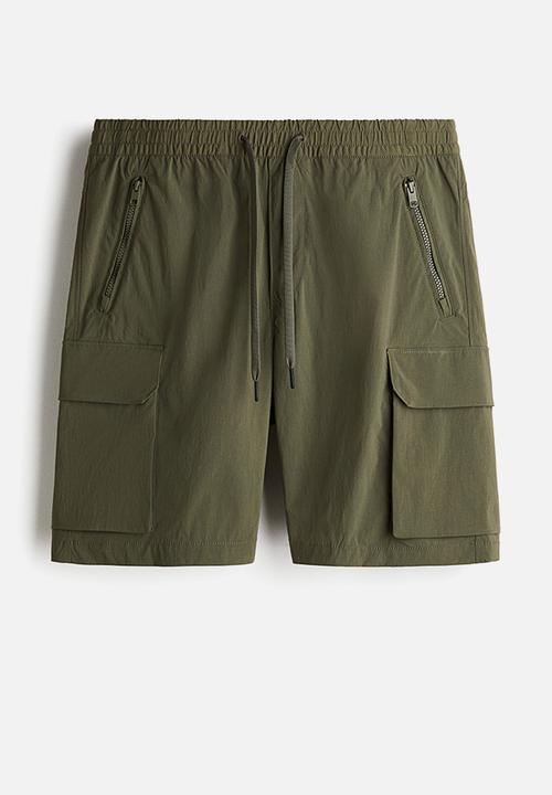 H&M - Regular fit nylon cargo shorts - green