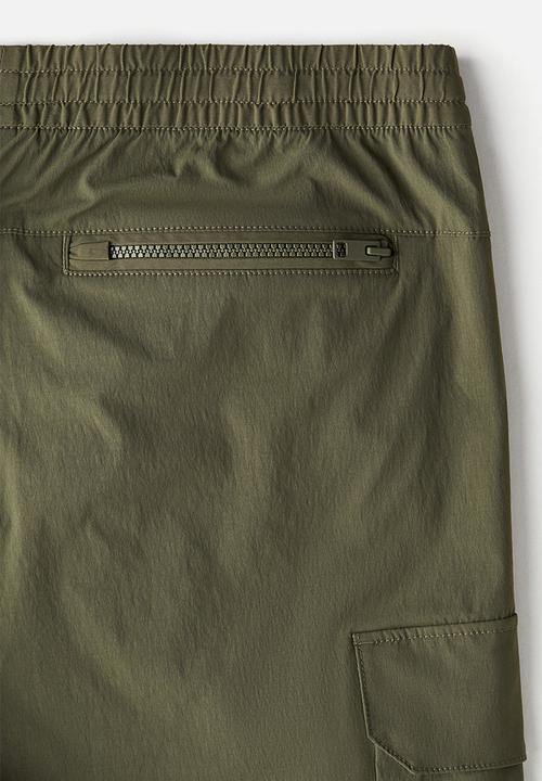 H&M - Regular fit nylon cargo shorts - green