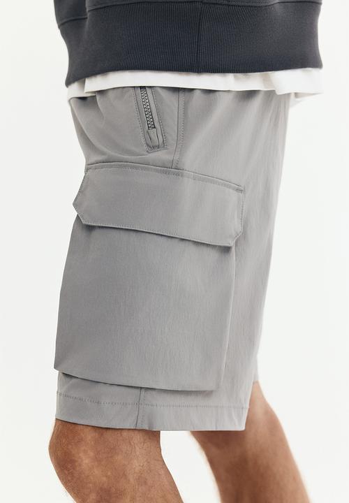 H&M - Regular fit nylon cargo shorts - grey