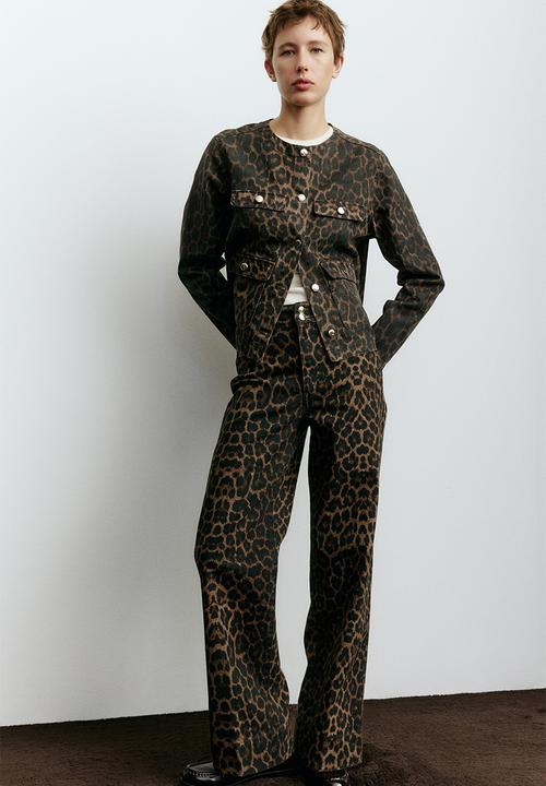 H&M - Collarless denim jacket - dark brown & leopard print 