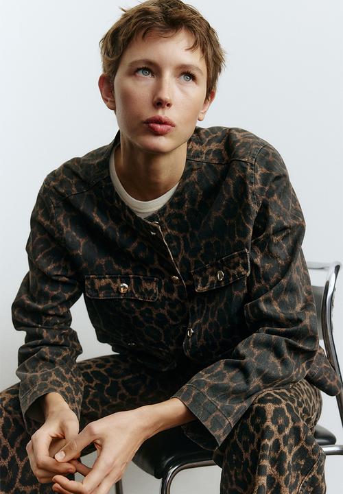 H&M - Collarless denim jacket - dark brown & leopard print 