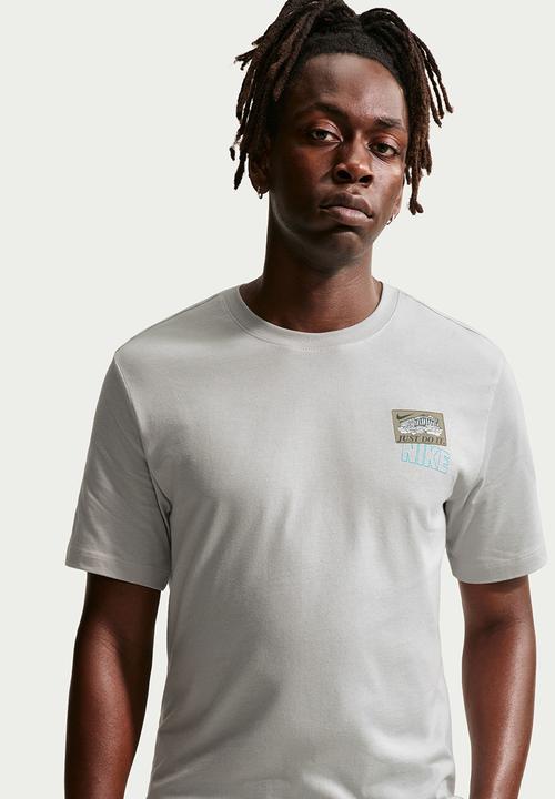 Nike - Stickers Training Tee- Grey