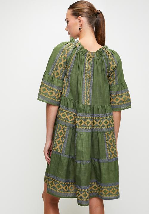 Stella Morgan - Half Flutter Sleeve  Boatneck Printed Tiered Midi Dress - green