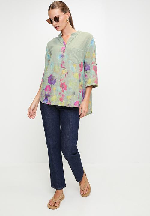 Izabel London - Italian Made Half Sleeve Half Placket Scoop Hem Blouse - Sage