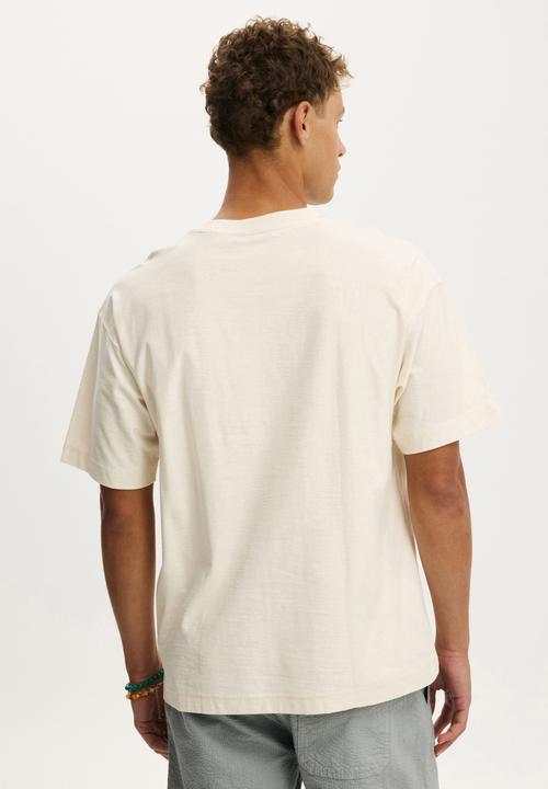 Cotton On - Box Fit Graphic T-shirt - Creampuff/Cayman Islands