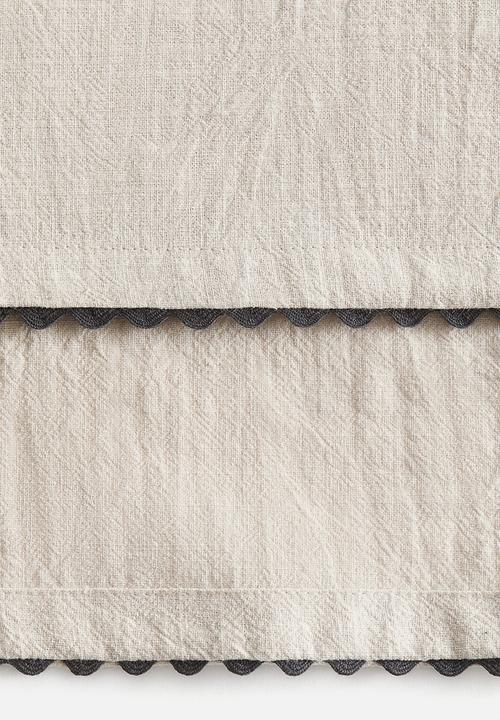 H&M - Scalloped-edge table runner -  dark grey/beige
