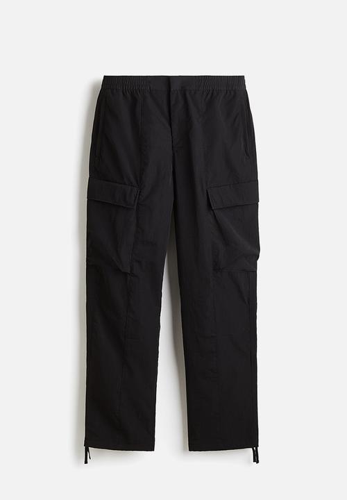 H&M - Relaxed fit nylon cargo trousers - black