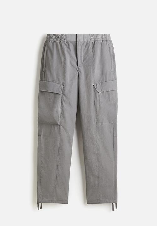 H&M - Relaxed fit nylon cargo trousers - grey