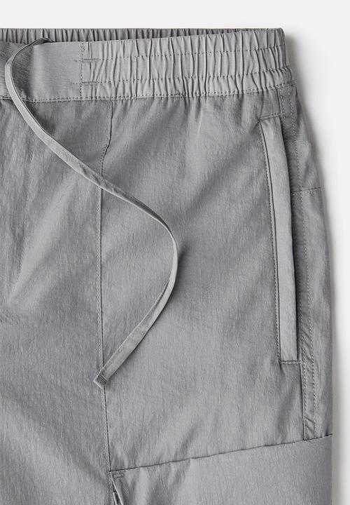 H&M - Relaxed fit nylon cargo trousers - grey