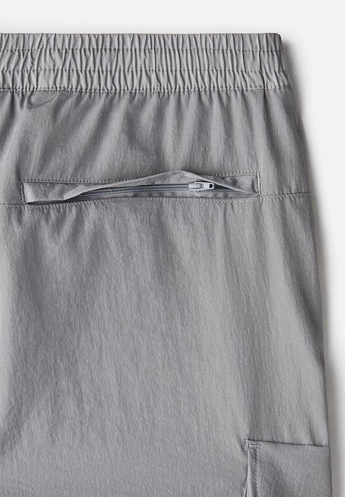H&M - Relaxed fit nylon cargo trousers - grey