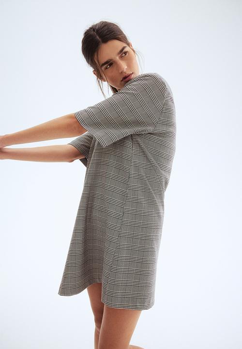 H&M - Short-sleeved dress - black dogtooth pattern