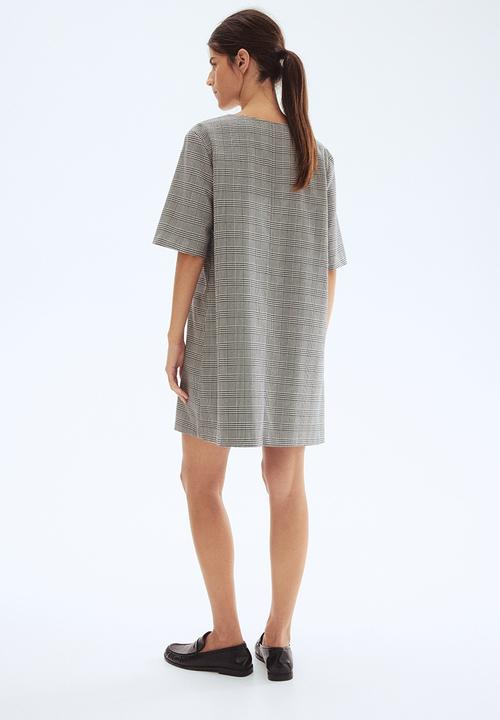H&M - Short-sleeved dress - black dogtooth pattern