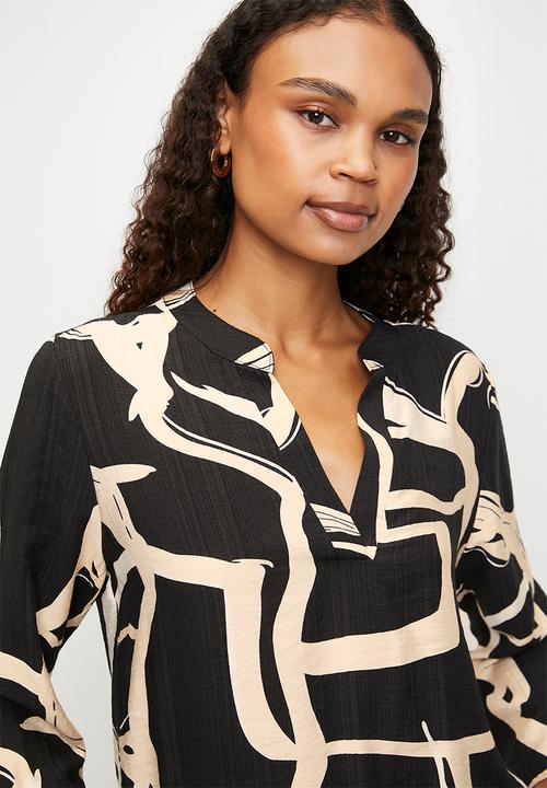 Izabel London - 3/4 Sleeve Key Hole Hem Printed Blouse - Black/White