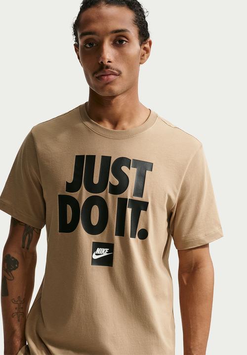 Nike - NSW FRAN JDI VERBIAGE Tee - Brown