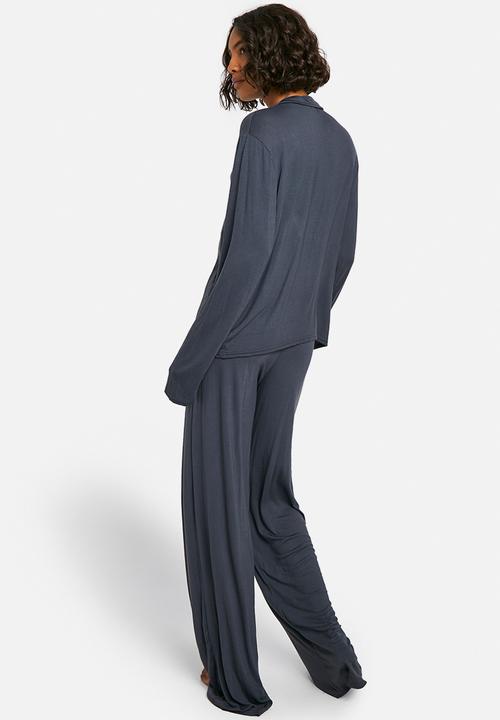 boohoo - Tall long sleeve shirt & trousers pyjama set - navy