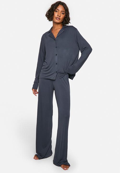 boohoo - Tall long sleeve shirt & trousers pyjama set - navy