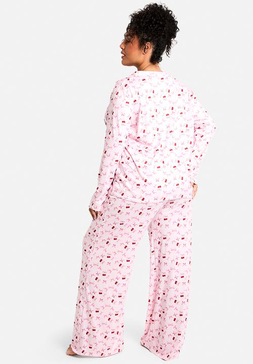 boohoo - Plus cherry print long sleeve & trouser pj set - baby pink