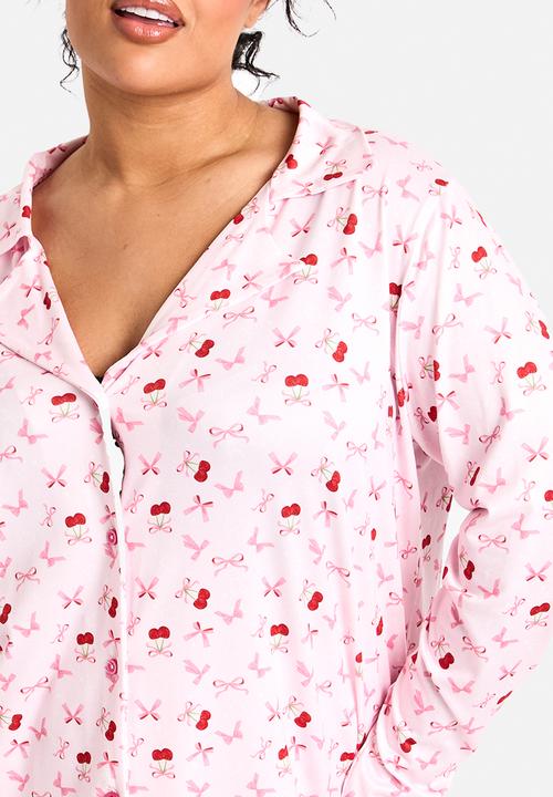 boohoo - Plus cherry print long sleeve & trouser pj set - baby pink