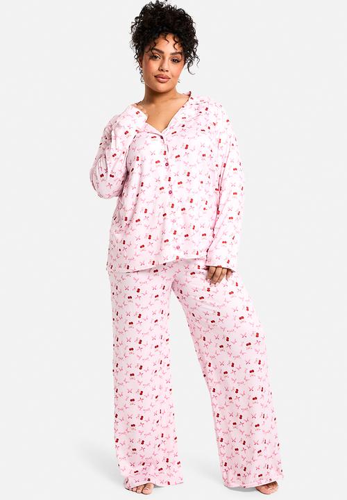 boohoo - Plus cherry print long sleeve & trouser pj set - baby pink