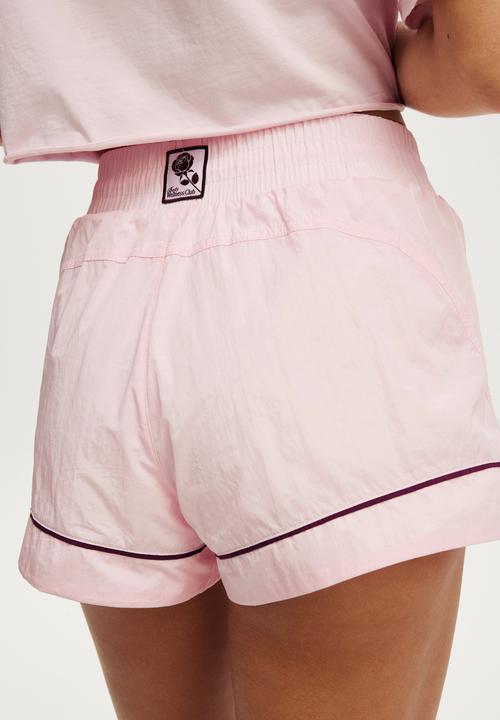 Cotton On - Woven Wellness Club Short - Cherry Dream