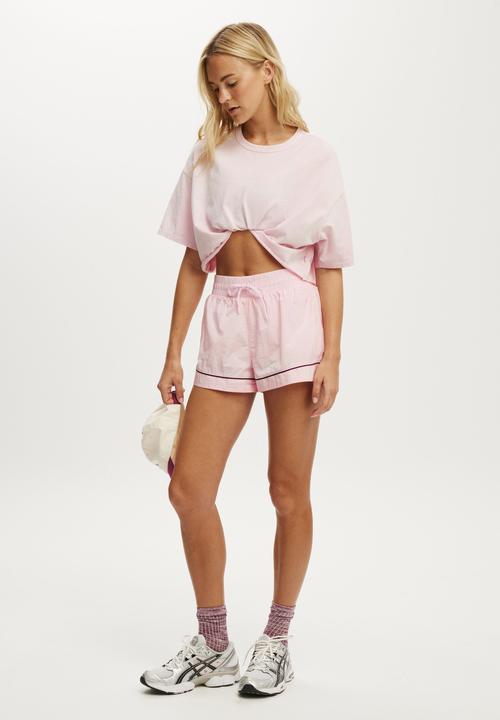 Cotton On - Woven Wellness Club Short - Cherry Dream