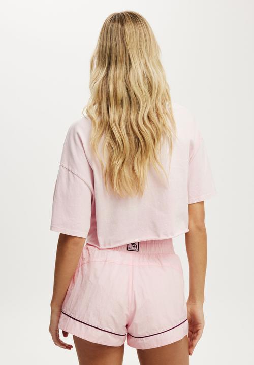 Cotton On - Woven Wellness Club Short - Cherry Dream