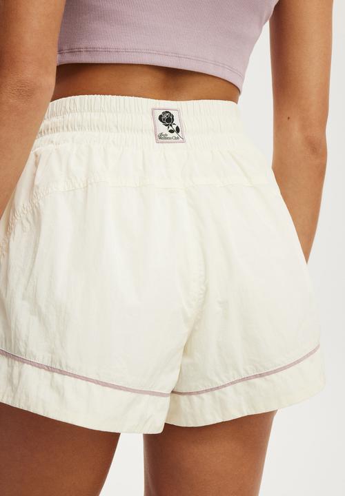 Cotton On - Woven Wellness Club Short - Coconut Milk