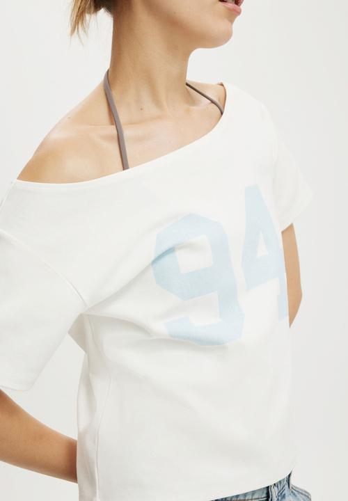 Cotton On - The sporty off shoulder graphic tee - 94/vintage white