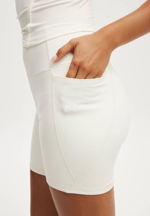 Cotton On - Ultra Soft Side Pocket Bike Short - Coconut Milk